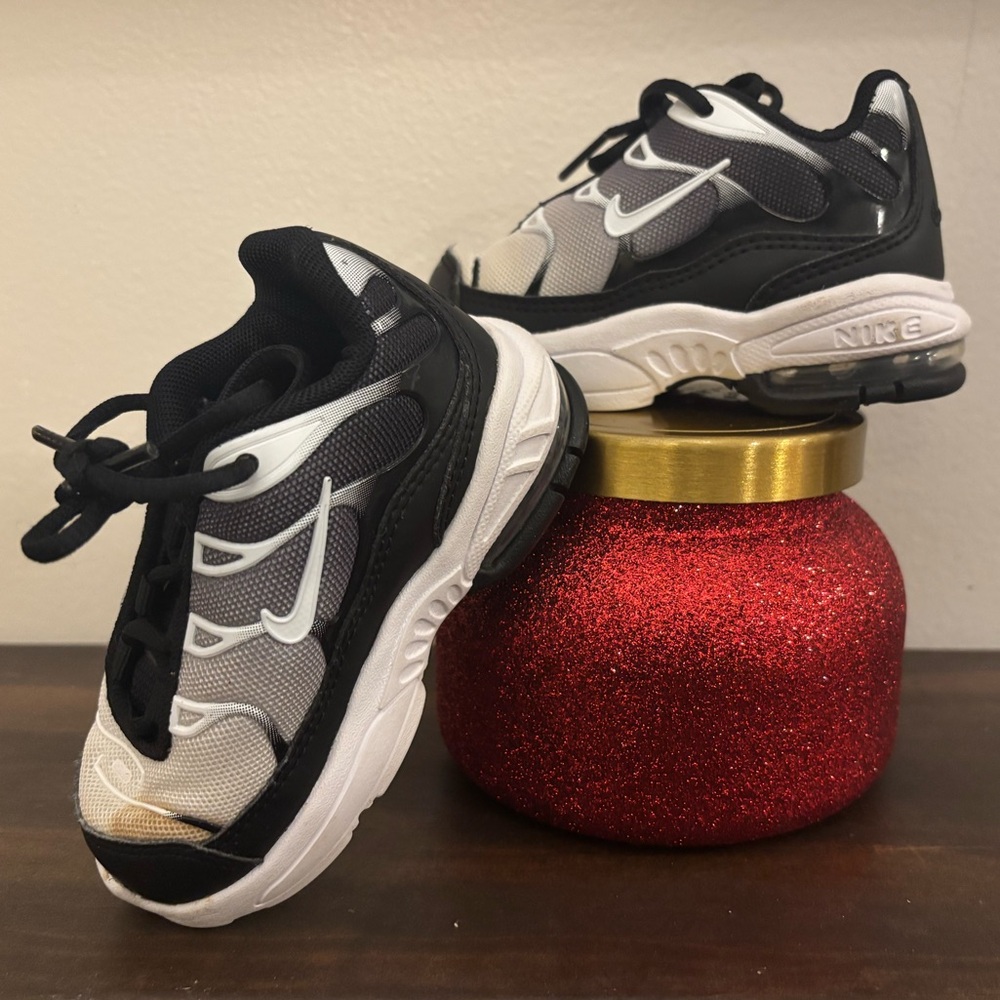 NIKE | Kids/Toddler Black and White Sneakers Size 5C